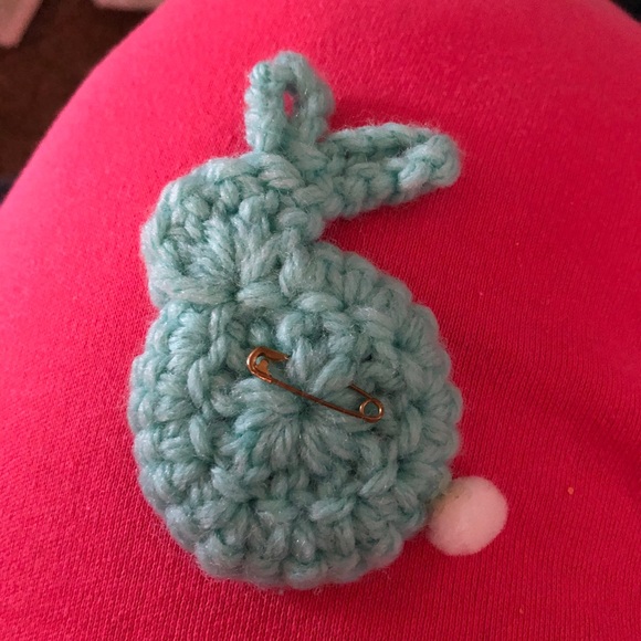 NWOT-Handcrafted Green Yarn Bunny Brooch - Picture 3 of 3